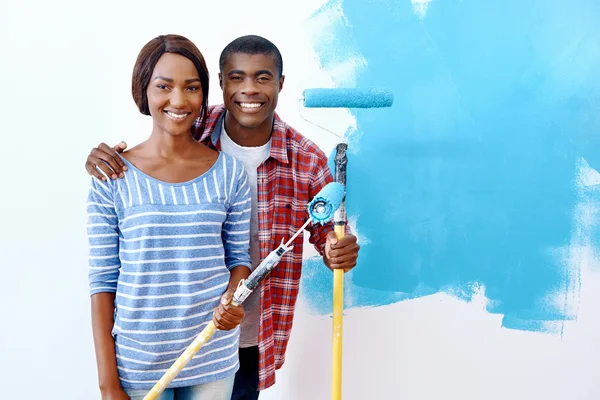 Pintura en nuevo apartamento para la pareja africana —  Fotos de Stock