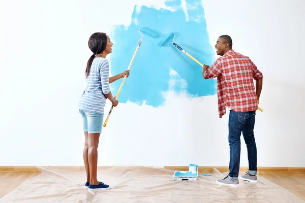 Pintura en el apartamento para la pareja africana —  Fotos de Stock