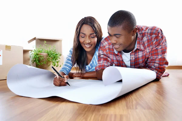 Novos planos de casa para o casal no apartamento — Fotografia de Stock