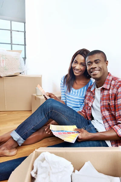 Pareja africana decidiendo sobre la muestra de color — Foto de Stock