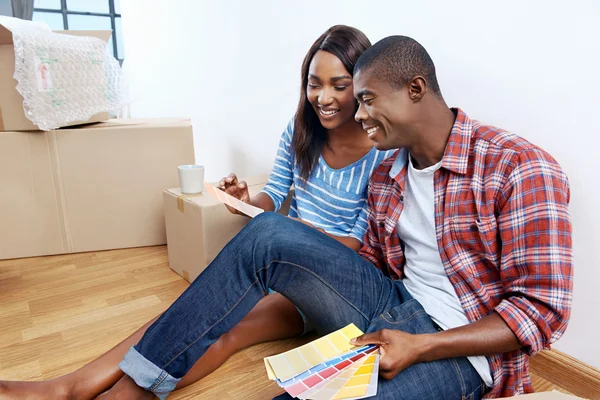 Afrikaanse paar beslissen over kleur staal — Stockfoto