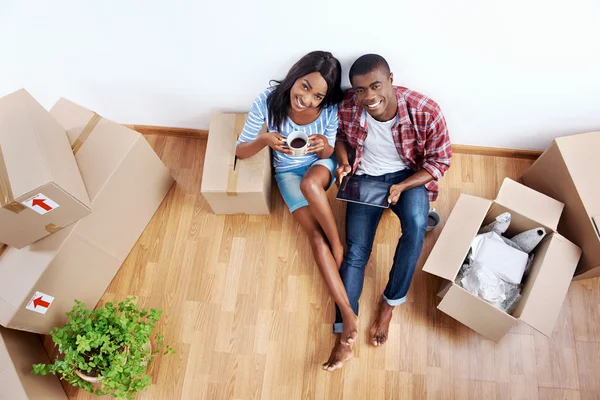 Casal com caixas móveis em novo apartamento — Fotografia de Stock