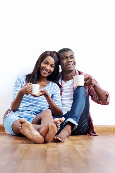 Casal africano no chão da nova casa — Fotografia de Stock