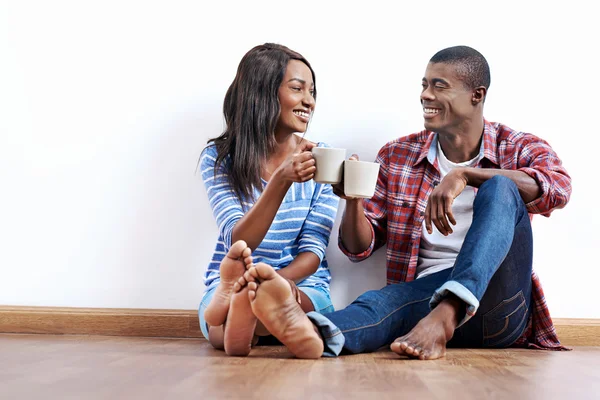 Casal africano no chão da nova casa — Fotografia de Stock