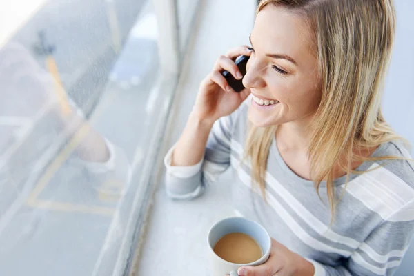 Kvinnan pratar i telefon — Stockfoto