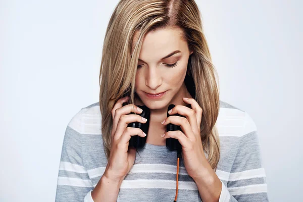 Jovem Mulher ouvindo música — Fotografia de Stock