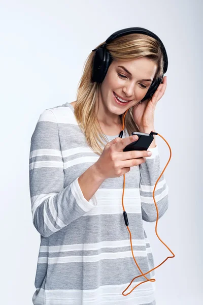 Chica escuchando música en los auriculares — Foto de Stock