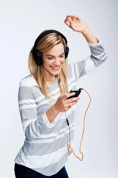 Chica escuchando música en los auriculares — Foto de Stock