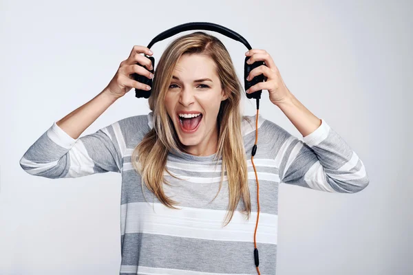 Dívka poslouchající hudbu na sluchátkách — Stock fotografie