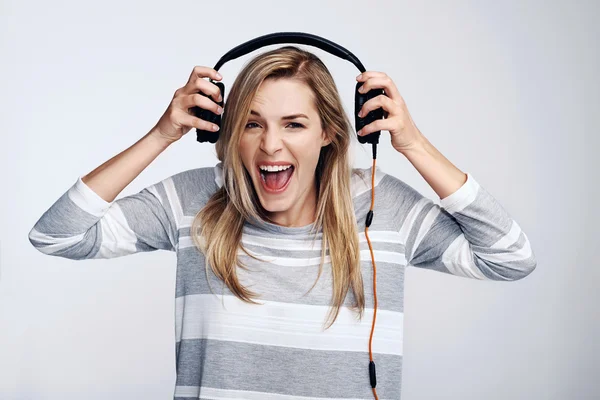 Chica escuchando música en los auriculares — Foto de Stock