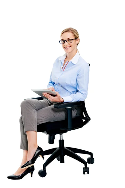 Femme d'affaires réussie assis dans le bureau — Photo