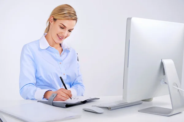 Mujer en el trabajo escribiendo en su diario —  Fotos de Stock