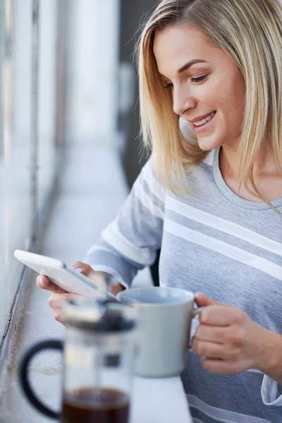 Zakenvrouw werken op Tablet PC — Stockfoto