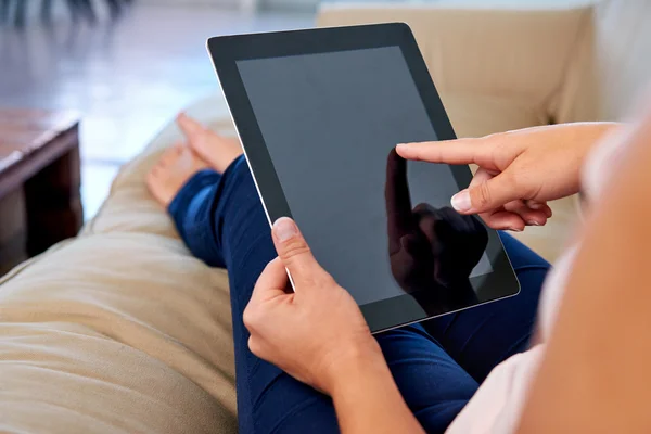 Frau auf Sofa liest E-Mail auf Tablet — Stockfoto