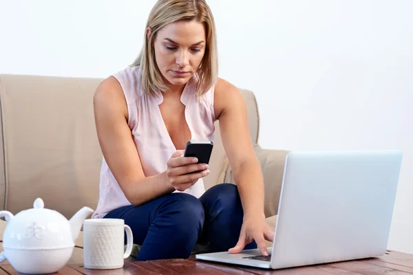 Frau auf dem Sofa online einkaufen — Stockfoto