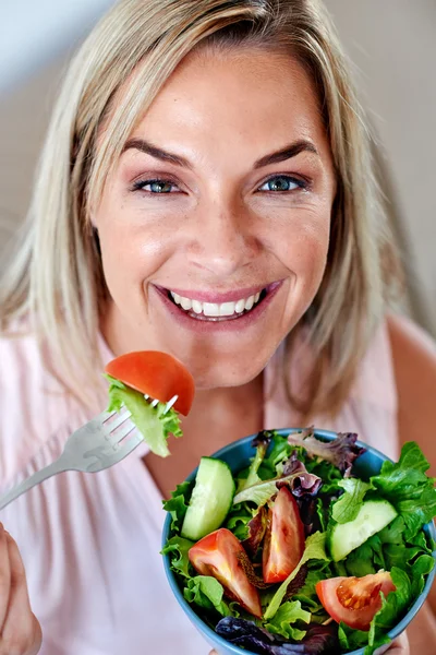 Femme dégustant une salade saine — Photo