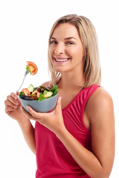Frau genießt gesunden Salat — Stockfoto