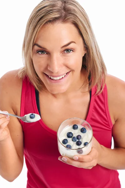 Donna godendo mangiare yogurt — Foto Stock