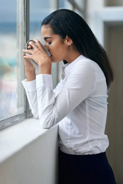 Affärskvinna avkopplande med fika — Stockfoto