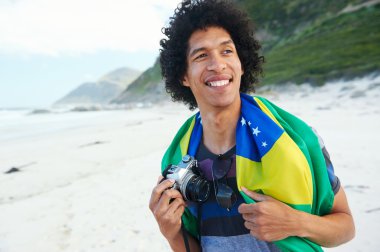 Brezilya bayrağı sahilde adamla