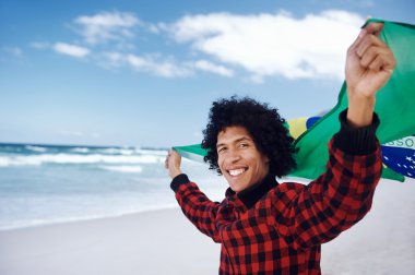 Brezilya bayrağı ile Brezilyalı adam