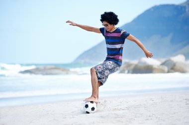 Brasil adam kumsalda futbol oynamak