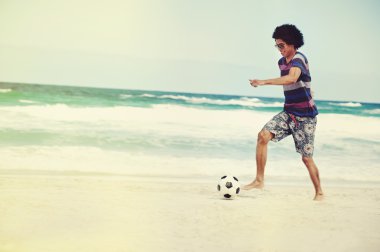Brasil adam kumsalda futbol oynamak
