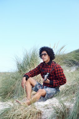 adam oyuncak fotoğraf makinesi ile fotoğraf çekmek