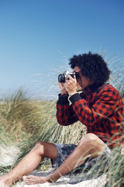 adam oyuncak fotoğraf makinesi ile fotoğraf çekmek