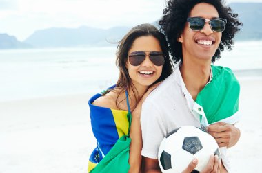 Brasil bayrak ve topu ile Çift