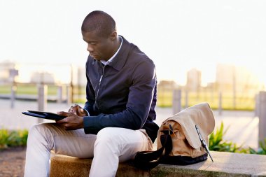 siyah işadamı tablet kullanma