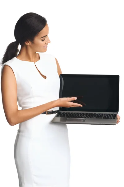 Affärskvinna anläggning laptop för presentation — Stockfoto