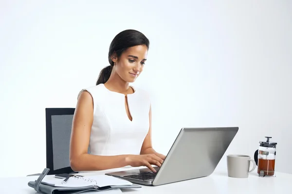Mujer trabajando en el escritorio con portátil —  Fotos de Stock