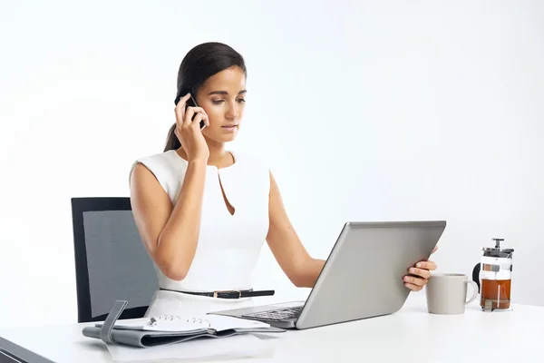 Unternehmensberater am Telefon und Laptop — Stockfoto