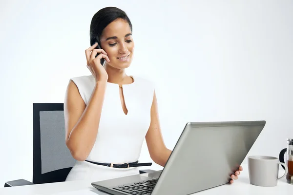 Bedrijfsadviseur op telefoon en laptop — Stockfoto