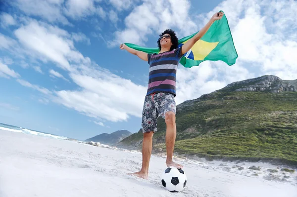 Brasil fotbalový fanoušek s vlajkou a míč — Stock fotografie