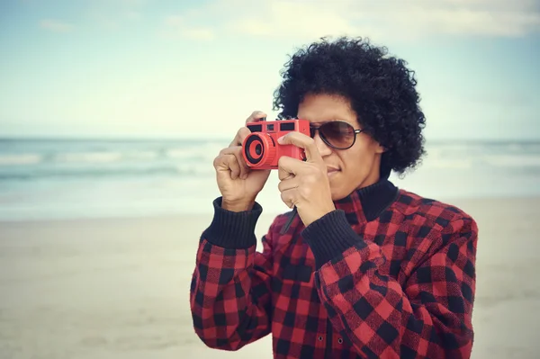 Mężczyzna biorący fotografie na plaży — Zdjęcie stockowe