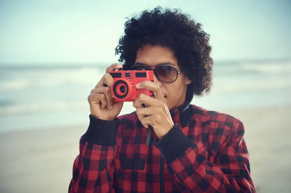 Mężczyzna biorący fotografie na plaży — Zdjęcie stockowe