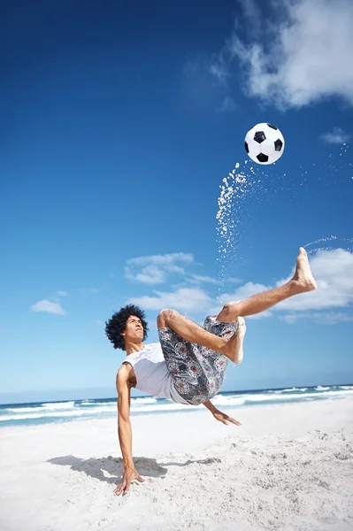 Člověk dělá půjčovna kick na pláži — Stock fotografie