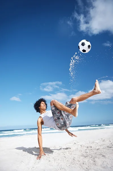 Uomo facendo bicicletta calcio sulla spiaggia — Foto Stock