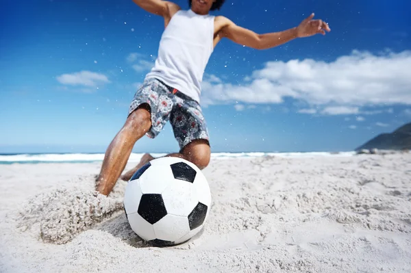 Brasil man playing soccer on beach — Stock Photo, Image