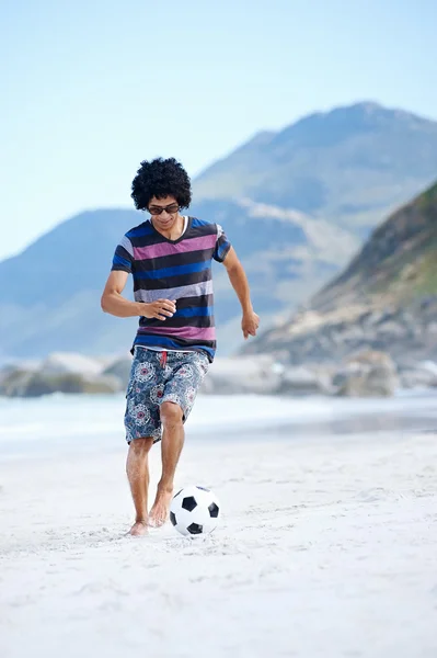 Brasil człowiek gra piłka nożna na plaży — Zdjęcie stockowe