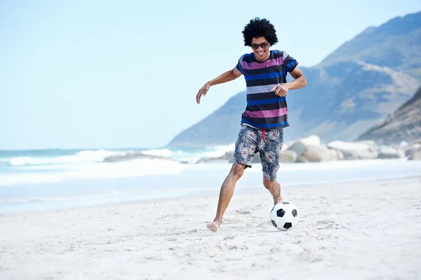 Brasil człowiek gra piłka nożna na plaży — Zdjęcie stockowe