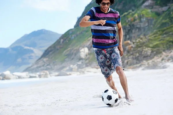 Brasil homem jogando futebol na praia — Fotografia de Stock