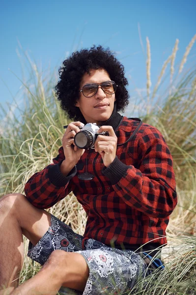 Hombre tomando fotos con cámara de juguete — Foto de Stock