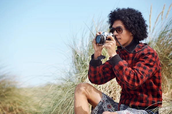 Man fotograferen met speelgoed camera — Stockfoto