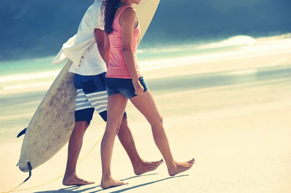 Hispanic couple walk on beach — Stock Photo, Image