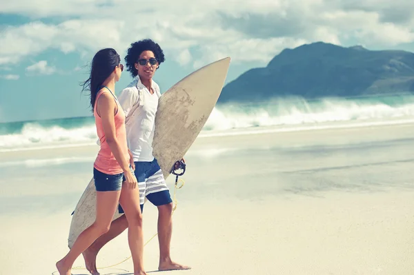 Hispanic couple walk on beach — Stock Photo, Image