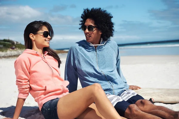 Latino paar zittend op strand — Stockfoto