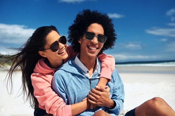 Casal latino na praia abraçando — Fotografia de Stock